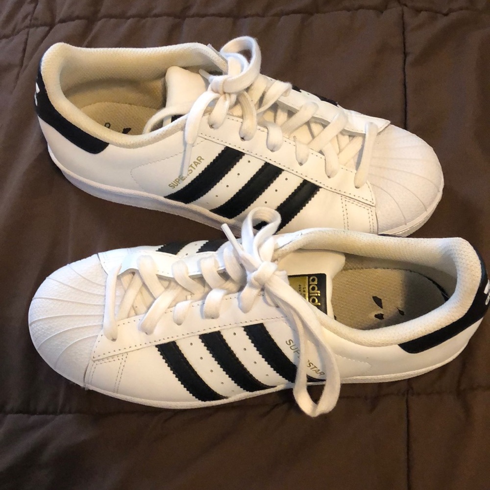 EUC Adidas Boys size  6 “superstar”  shoes